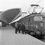 155005 Afbeelding van de electrische locomotief nr. 1126 (serie 1100) van de N.S. met rijtuigen langs een perron van ...